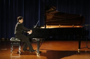 Gustavo Díaz-Jerez abrió el concierto con el solo de piano 'Colossus'. ::                             ÁLVARO CABRERA