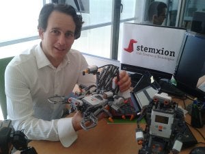 Jugar con robots y aprender valores