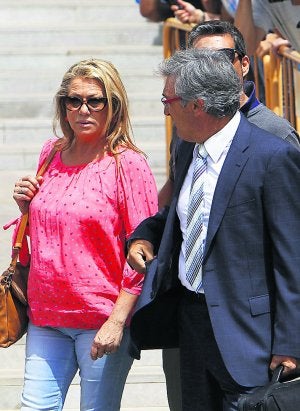 Maite Zaldívar, con su abogado Alfredo Herrera.:: Salvador Salas