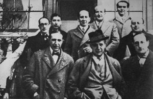 Bergamín, segundo por la izquierda arriba, junto a Aleixandre, García Lorca, Dámaso Alonso y Salinas, entre otros. ::
SUR