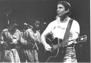 Étnico. Un elenco de 26 músicos africanos, entre ellos figuras como Miriam Makeba o Hugh Masekeba, acompañaba a Paul Simon en la gira de 'Graceland' que recaló en Málaga. ::                             SALAS