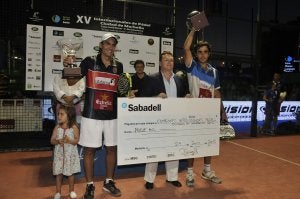 Entrega del trofeo a los campeones del torneo de Marbella. ::
JOSELE-LANZA