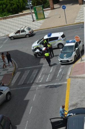Un agente toma huellas en el vehículo a las puertas del negocio. ::                             E. C.