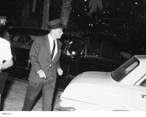 Frank Sinatra sale de la Aduana de Málaga tras pagar 25.000 pesetas de multa. :: SUR