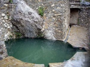 Las aguas sulfurosas de Vilo manan de forma natural de la roca a una temperatura de 21 grados. ::
SUR