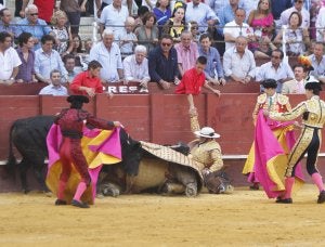 Percance. Momento en el que el picador de Saúl Jiménez Fortes Tito Sandoval era derribado por el toro cuando el astado entró al peto del caballo. ::
ÁLVARO CABRERA