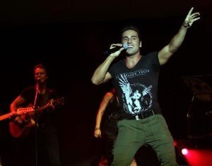 Bustamante deslumbró al público de Tívoli en un concierto en el que hubo tiempo para bailar y deleitarse con su voz. :: CARLOS MORET