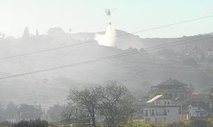Un helicóptero del Infoca descarga agua sobre la zona en la que se produjo el incendio. ::                             JOSELE-LANZA