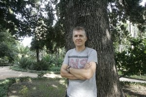 El profesor Andrés Pérez de la Torre destaca la capacidad de autorregeneración que posee la vegetación mediterránea. :: PATRICIA MERCHÁN
