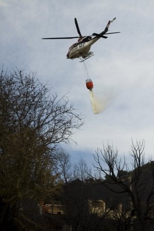 Un único helicóptero sigue trabajando sobre el eje Coín-Monda. ::
AFP