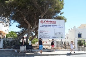 Cáritas Diocesana de Córdoba ha colocado un cartel con un proyecto para construir un centro. ::
E. C.