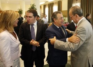 Juan Ignacio Zoido y Francisco de la Torre se saludan el pasado octubre en Málaga. ::
SUR