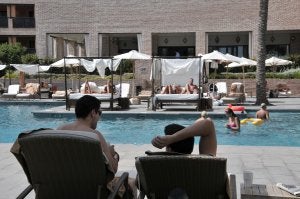 Turistas disfrutan del club de playa del hotel Vincci. ::
JOSELE-LANZA