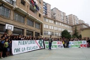 Medio millar de padres, profesores y alumnos se concentraron ayer para exigir una solución. Á. Cabrera