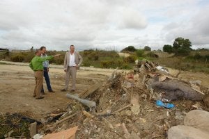 Ruiz Boix y Vera supervisan los terrenos del polígono. ::
SUR