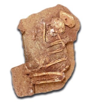 Arriba, foto de Juan Manuel Ortiz de un enterramiento en posición fetal. A la derecha, hacha que formaba parte de un ajuar. A la izquierda, uno de los ídolos. ::
OFICINA ARQUEOLÓGICA DE ANTEQUERA