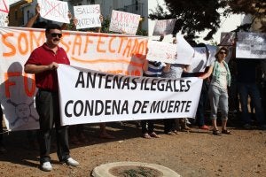 Los vecinos de Viña Málaga protagonizaron una concentración contra dos antenas camufladas. ::                             SUR