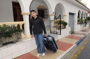 Juan Ortega, ayer, a las puertas de su casa antes de partir hacia el aeropuerto . ::                             JOSELE-LANZA