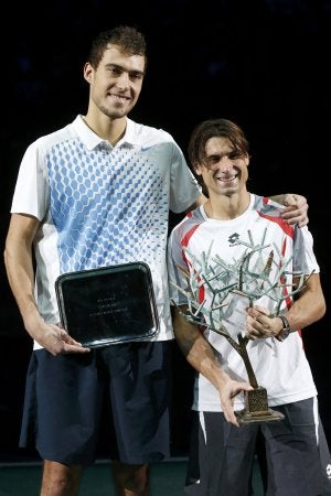 Jerzy Janowicz y David Ferrer, con los trofeos. ::
R. C.