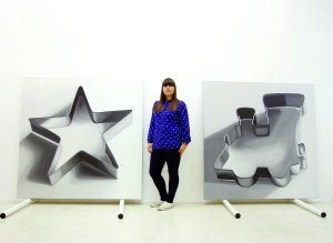 Erika Pardo, entre dos pinturas de la serie 'Empty'.  ::                             FERNANDO GONZÁLEZ