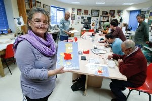 Una paciente muestra su última creación en azulejo con cuerda seca que ha realizado en el taller de artes plásticas del Centro Provincial de Drogodependencia.:: Antonio Salas