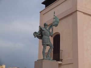 La estatua del fundador de Melilla amaneció ayer sin uno de los brazos. ::
SUR