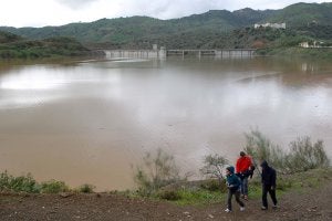 Aspecto que presentaba la presa de Casasola ayer por la tarde. ::                             ANTONIO SALAS