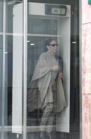 La cantante Isabel Pantoja ayer en el Palacio de Justicia de Málaga. :: Salvador Salas