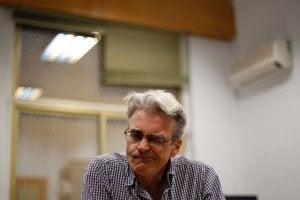 Autor. Eddie Campbell, ayer en Málaga. Junto a estas líneas, portadas de 'Mi libro sobre el dinero' y 'From Hell'. ::
ANTONIO SALAS
