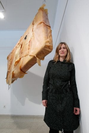Cristina Monereo posa junto a 'Piel' (2010). ::
ANTONIO SALAS