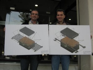 Mariano Morilla y Rafael Ruiz muestran los diseños de sus cubiertas, adaptadas tanto a tronos como a pasos de Semana Santa.:: Moreno