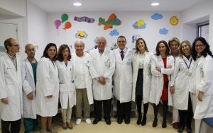 Profesionales que asistieron ayer a la inauguración de las dependencias para la diálisis. A. López