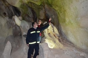 Elías Bendodo y Francisco Salado, ayer en el interior de la gruta. ::
E. C.