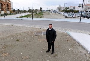 Juan Antonio Fernández, en el terreno donde se ejecutará el proyecto. ::
JOSELE-LANZA
