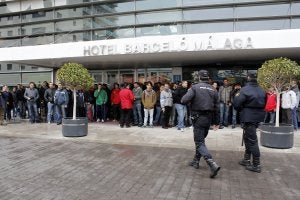 Trabajadores se concentraron ayer ante el hotel donde la empresa comunicó el ERE. ::
ÁLVARO LÓPEZ