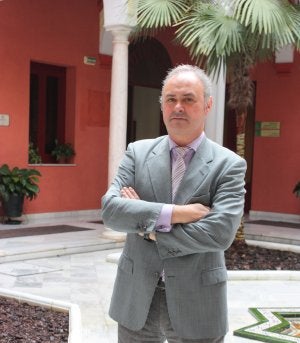 José Antonio Varela, en el patio de la Consejería de Justicia e Interior de la Junta . :: María Aguilar
