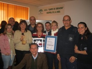 Un grupo de profesionales del centro de salud La velada mostrando el galardón recibido. ::
SUR