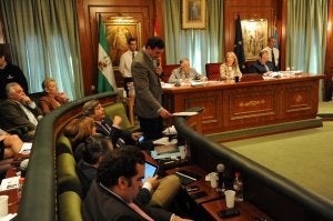 El equipo de gobierno se quedó solo en la aprobación definitiva de los presupuestos para 2013. ::
JOSELE-LANZA