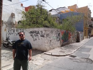 Un grupo de estudiantes extranjeros lidera uno de los huertos en las tecnocasas