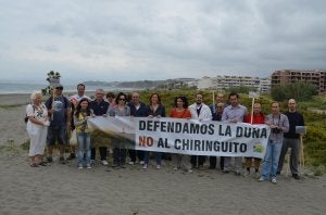 Integrantes de IU en Torrox y de la Asociación Capitán Planeta participaron ayer en la manifestación. ::
E. C.