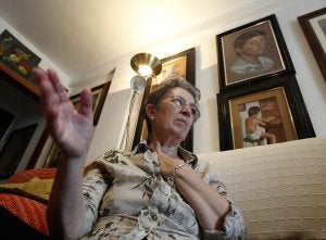 Antonia Guevara, en su domicilio, rodeada de cuadros pintados por David Guerrero. ::
SALVADOR SALAS