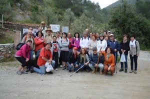Una treintena de personas participaron ayer en la ruta senderista organizada por la Junta de Andalucía. ::
E. C.