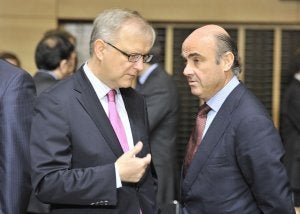 Bruselas niega que cuestione el decreto sobre los desahucios, pero lo examinará