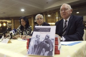 Miguel Platón, junto a la consejera de Cultura, Simi Chocron, y Juan José Imbroda . ::
FERNANDO ALVARADO. EFE