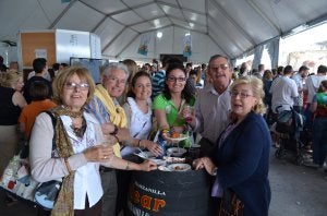 María José Parrado, José Fernández, Susana y Mari Carmen Fernández, Pedro Zamudio y Victoria Pérez, ayer a mediodía en la carpa. ::
E. C.