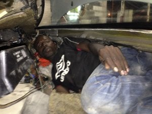 Fotografía facilitada por la Guardia Civil de uno de los tres inmigrantes rescatados. ::
EFE