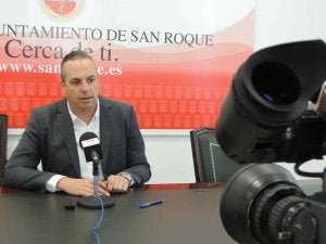 El alcalde de San Roque, en una comparecencia ante los medios de comunicación. ::
SUR