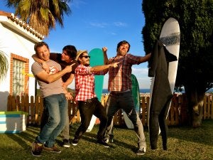 Arriba, Víctor, Álvaro, Juampa y Miguel en una imagen actual de la banda. A la izquierda, el trío de powerpop en el año 1999. Miguel se incorporó después. ::
SUR
