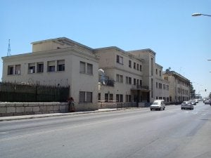 Los edificios que albergaron la sede del Aula del Mar se encuentran vacíos y presentan riesgo de desprendimientos. :: J. H.