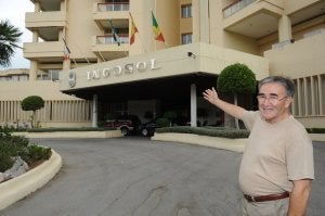 El jefe de cocina de Incosol, Juan José Sánchez, en la puerta del establecimiento donde ha trabajado 37 años. ::
JOSELE-LANZA